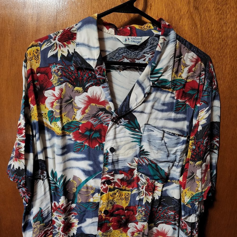 Men's XL Island Image Colorful Floral Hawaiian Short Sleeve Button Down Shirt